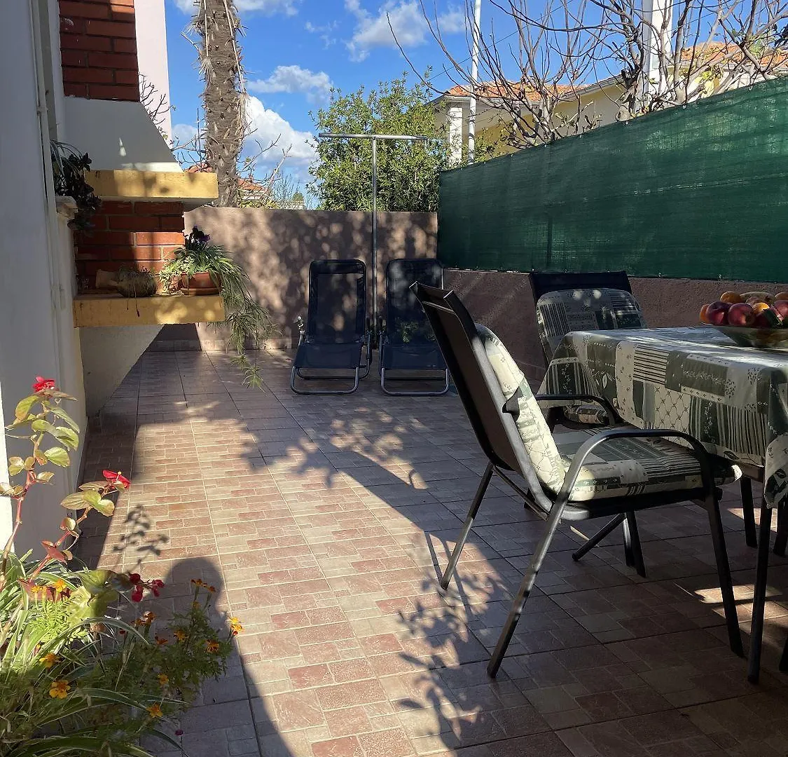Mediterranes Apartment Mit Grillbereich, Liegen Im Garten, Privatparkplatz, Wifi 罗维尼