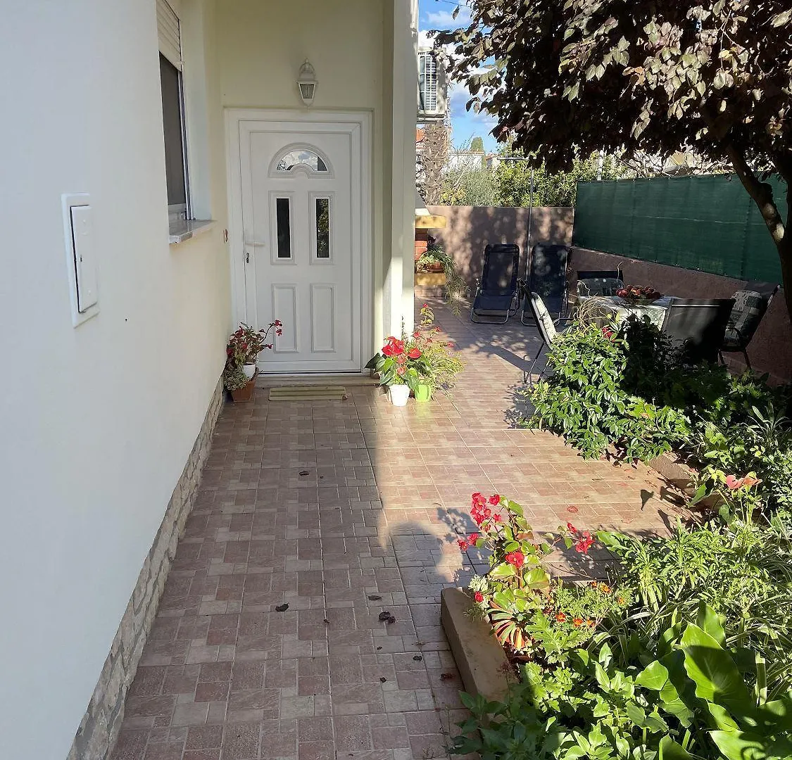 Mediterranes Apartment Mit Grillbereich, Liegen Im Garten, Privatparkplatz, Wifi 罗维尼